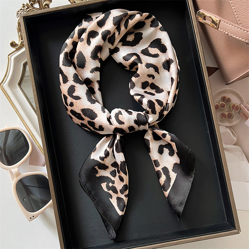 Scarf Silk Square - Sciarpa di seta con stampa leopardata