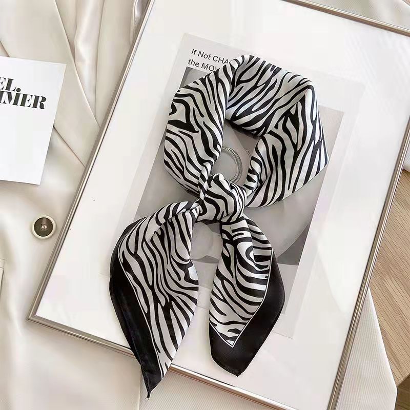 Ascot Neck Scarf - Sciarpa quadrata stampata zebrata di nuova
